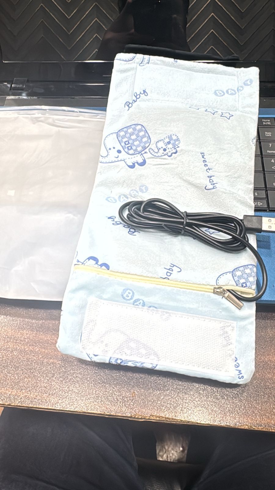 Portable USB Feeder Warmer Pouch | 42°C Constant Heating | Easy‑to‑Carry | Random Design